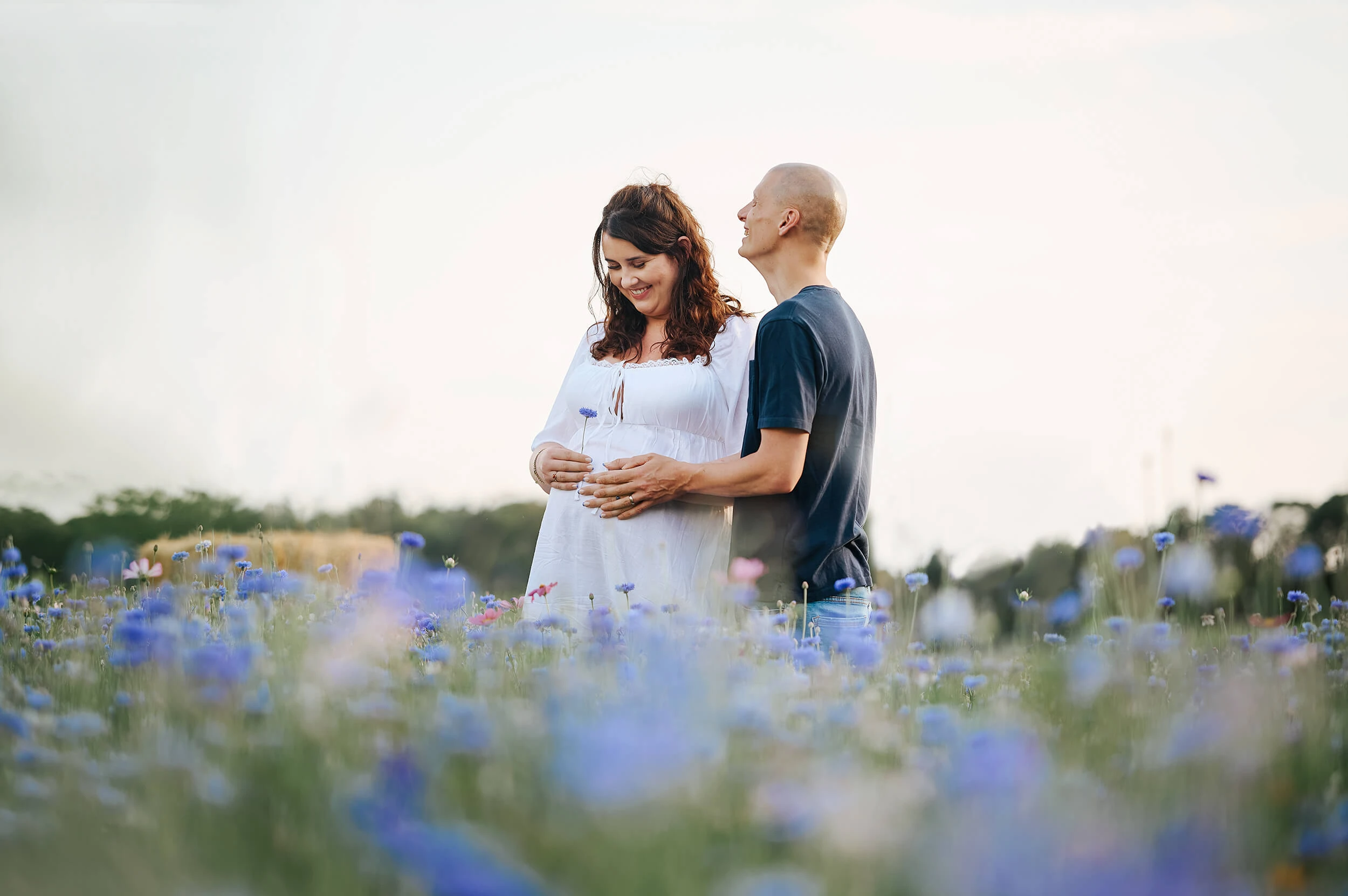 relaxed-outdoor-maternity-photographer-in-wildflower-field