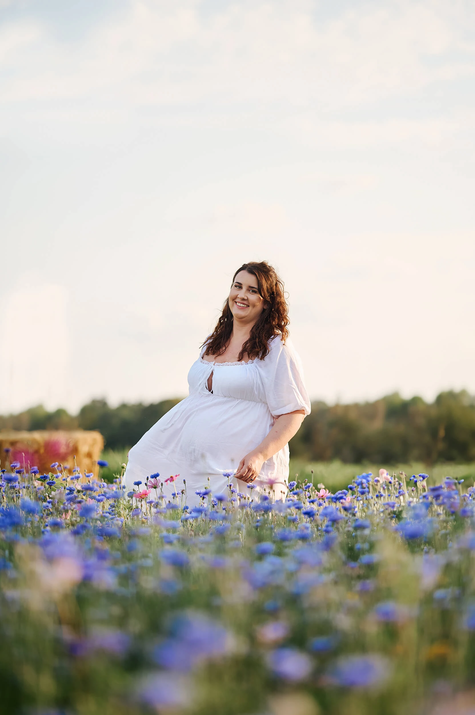 relaxed-outdoor-maternity-photographer-in-wildflower-field