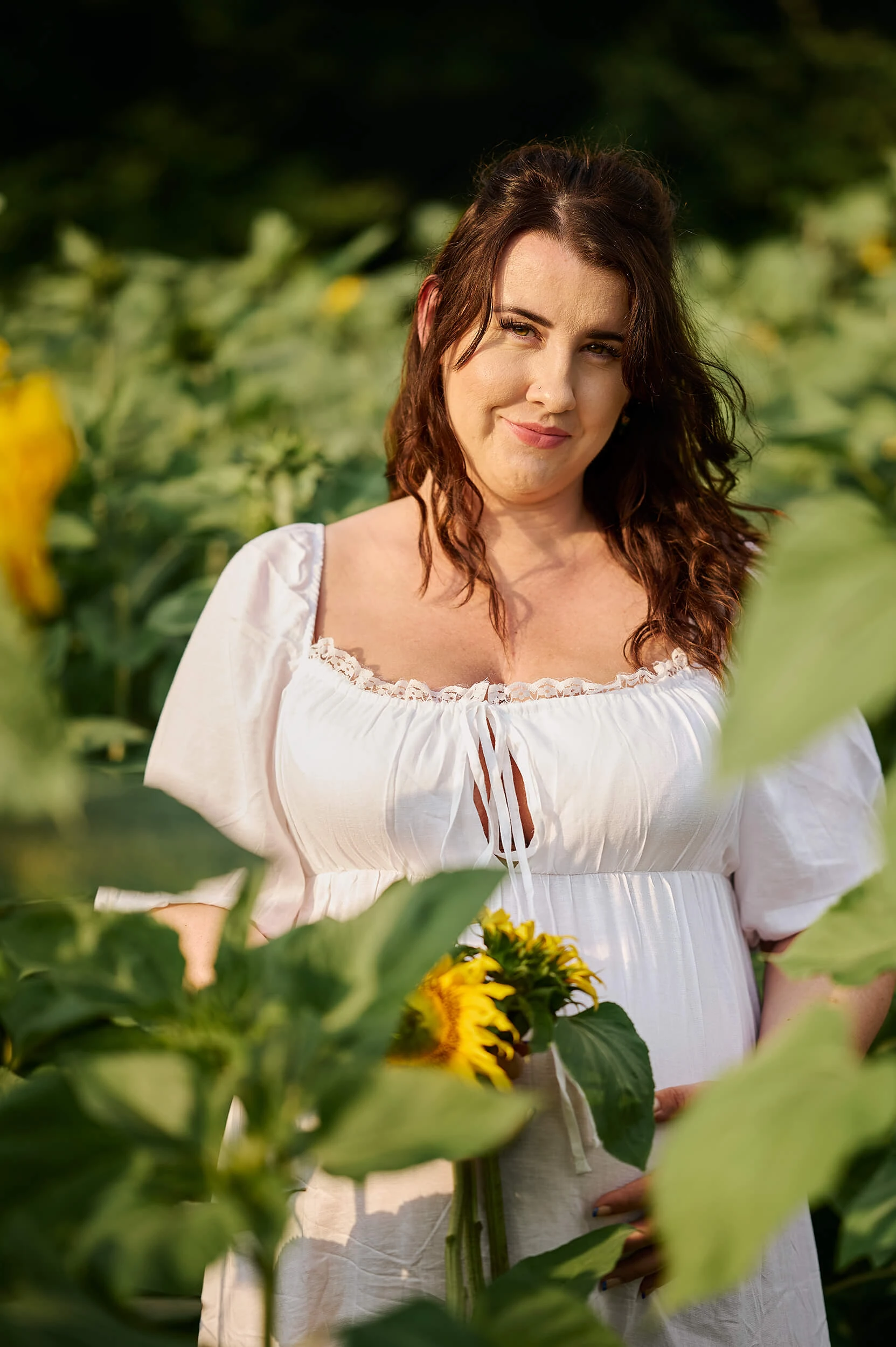relaxed-outdoor-maternity-photographer-in-sunflower-field