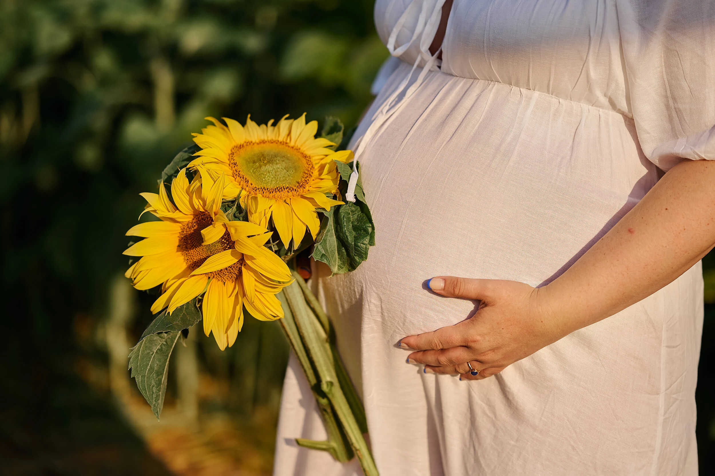 1805-relaxed-outdoor-maternity-photographer-london-surrey-suffolk-31-17539650609176.jpg