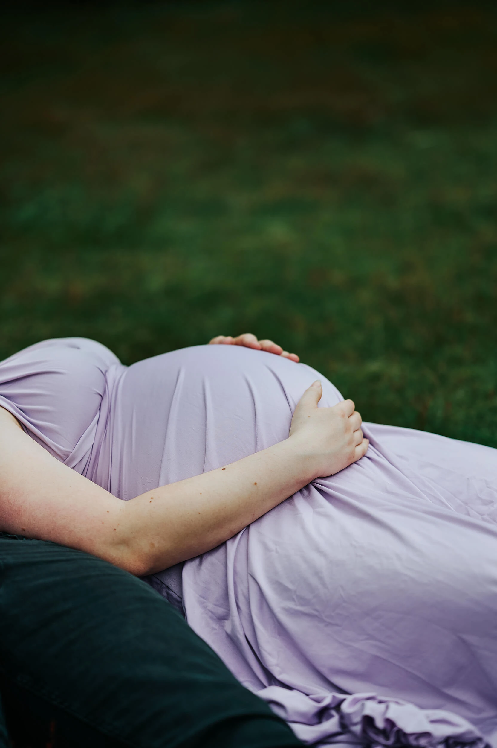 374-maternity-photographer-in-suffolk-with-nature-kezia-tan3-17222524106496.jpg