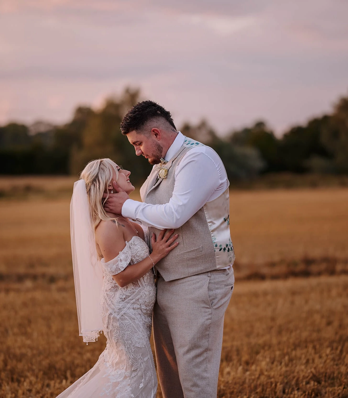 5220145416631743-countryside-golden-hour-sunset-wedding-photos-sancroft-barns-suffolk-1-17524910792064.jpg