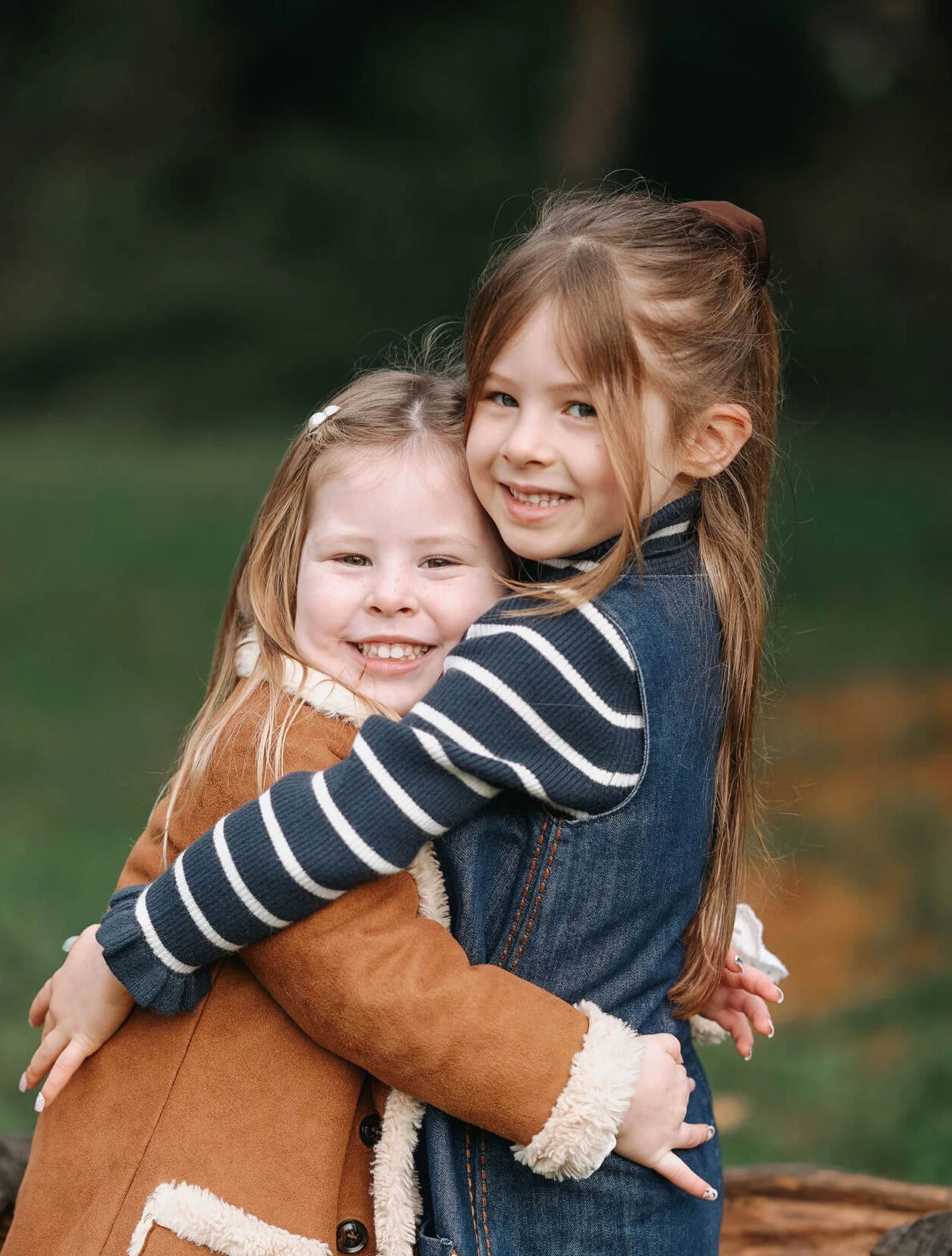 614012611664382-family-photo-shoot-winter-outdoors-sisters-cuddling-suffolk-17676266541587.jpg