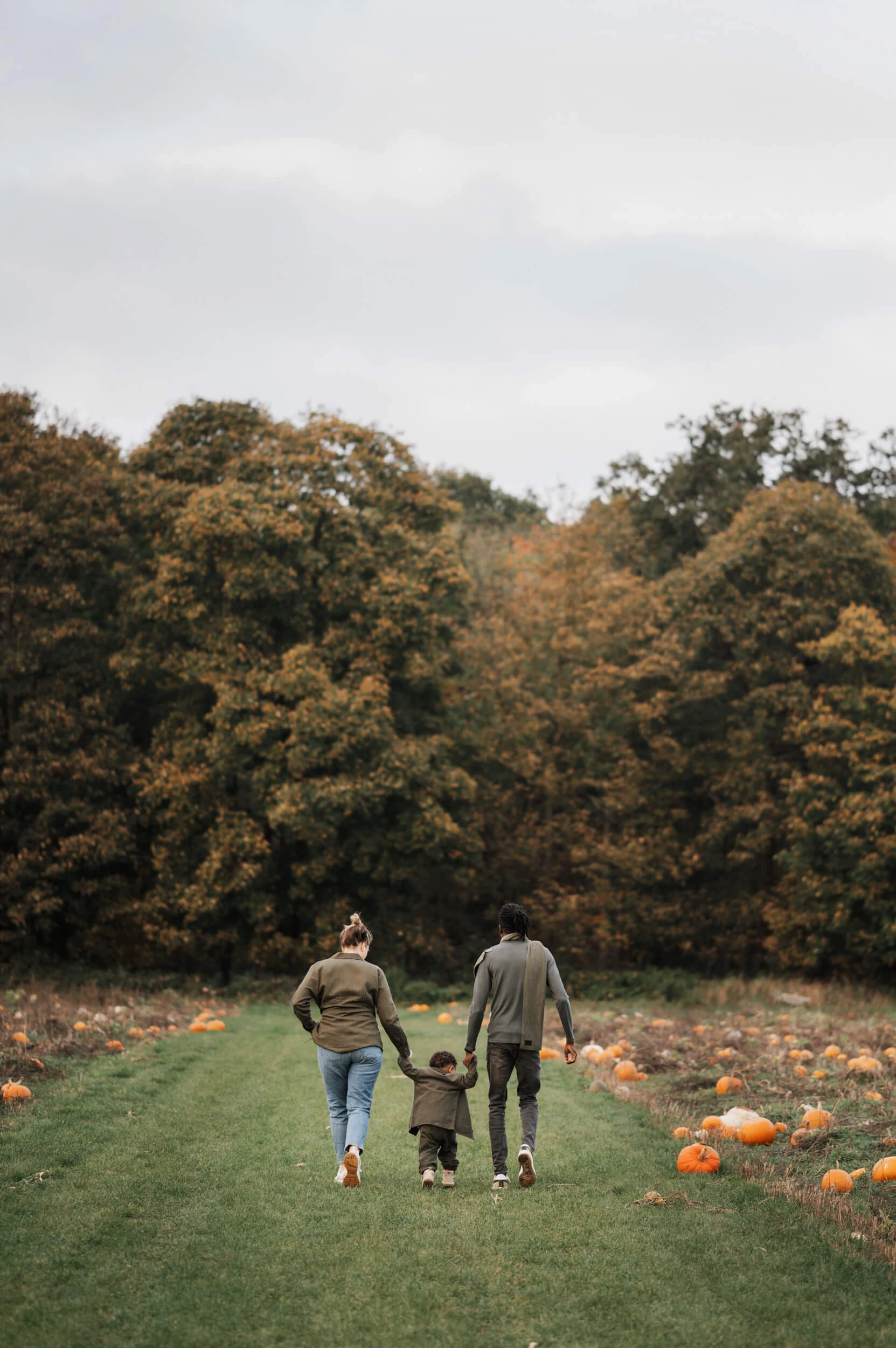 r1068-family-outdoor-photo-shoot-in-surrey-pumpkin-patch-17676287032269.jpg