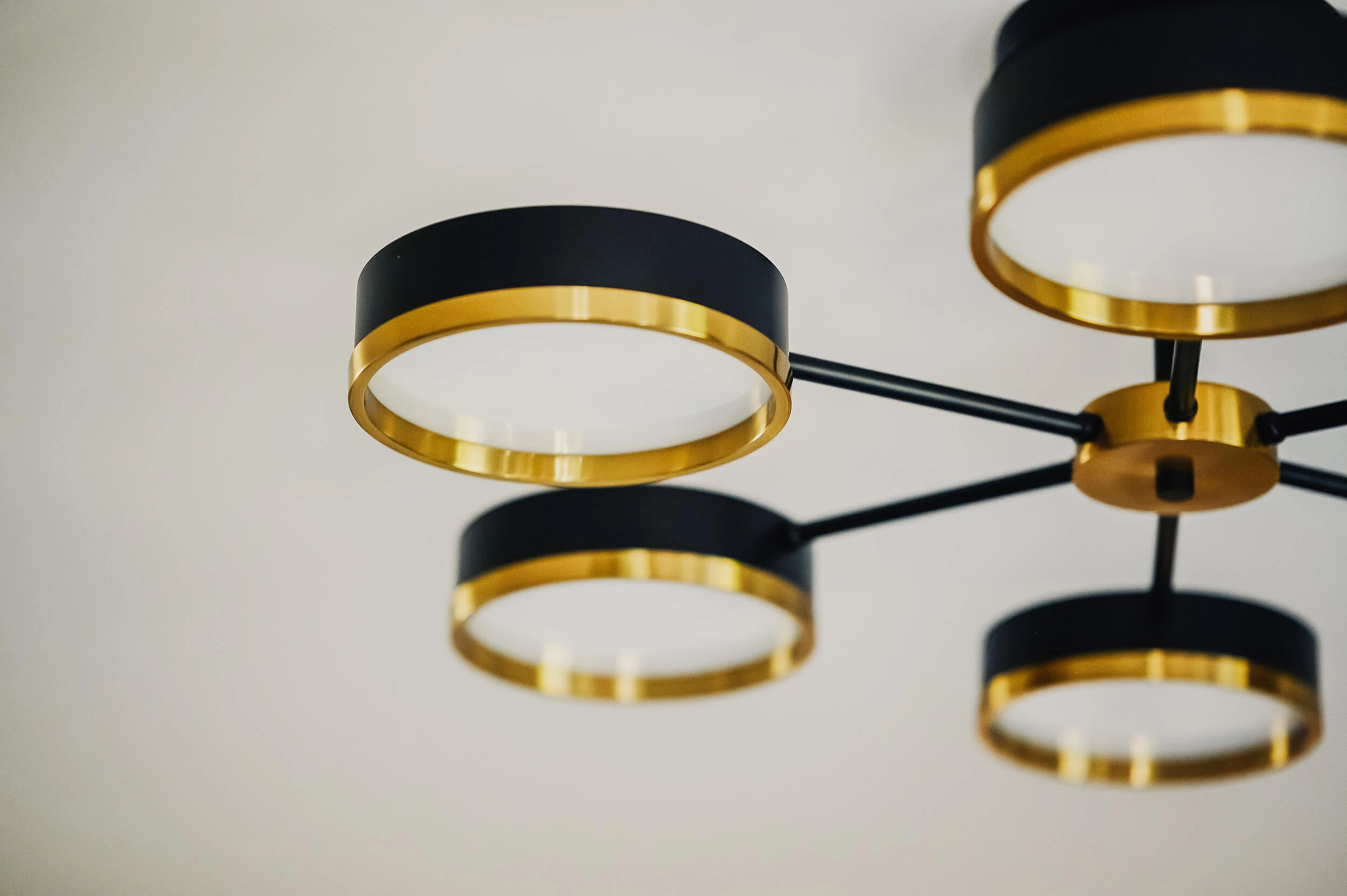 r765-bedroom-interior-design-photography-london-surrey-suffolk-ceiling-light-feature-17431780782304.jpg