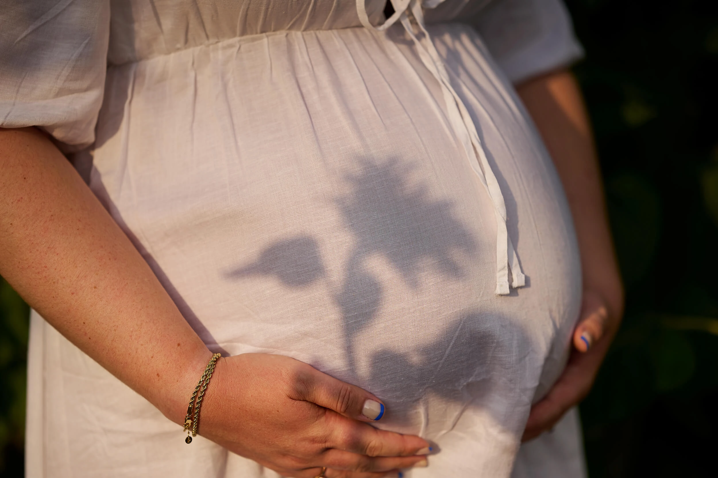 r960-relaxed-outdoor-maternity-photographer-london-surrey-suffolk-13-17539650568375.jpg