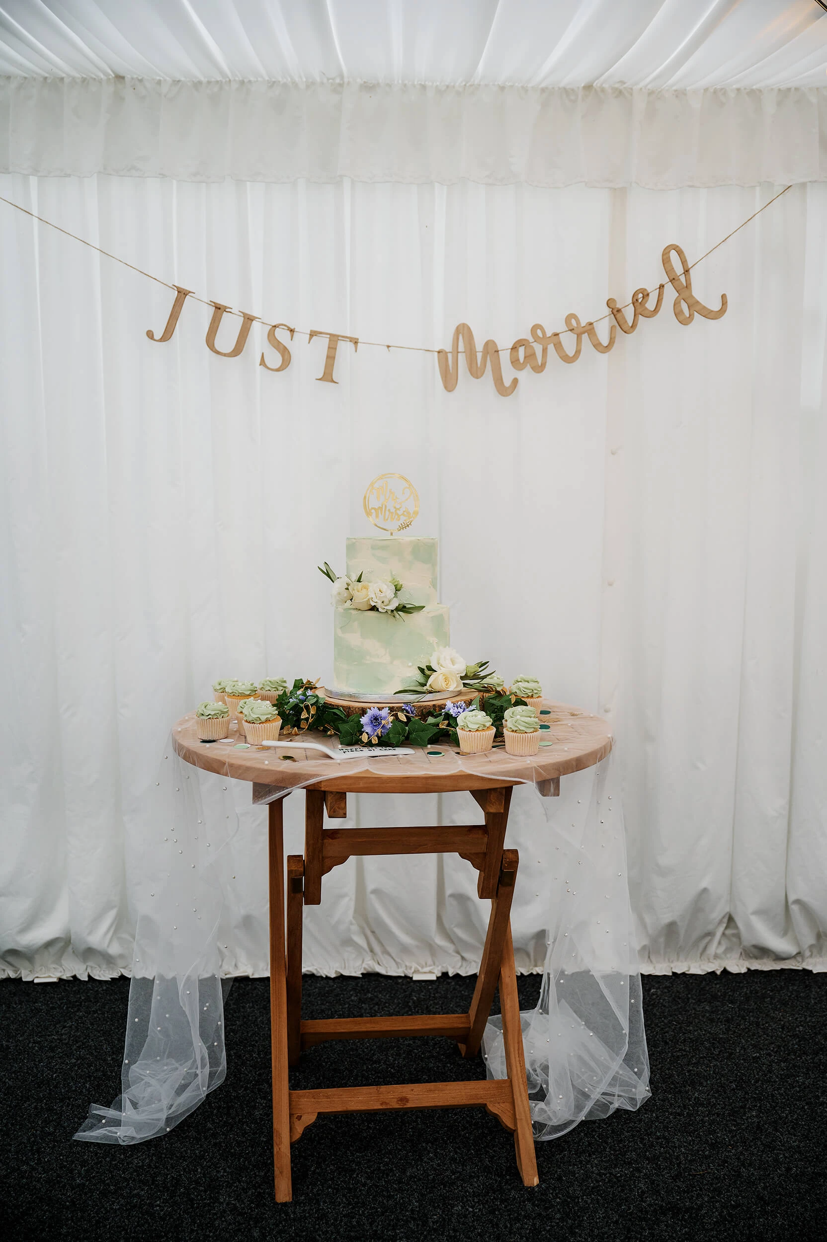 cake-inspo-alternative-countryside-wedding-in-suffolk-photograhper-