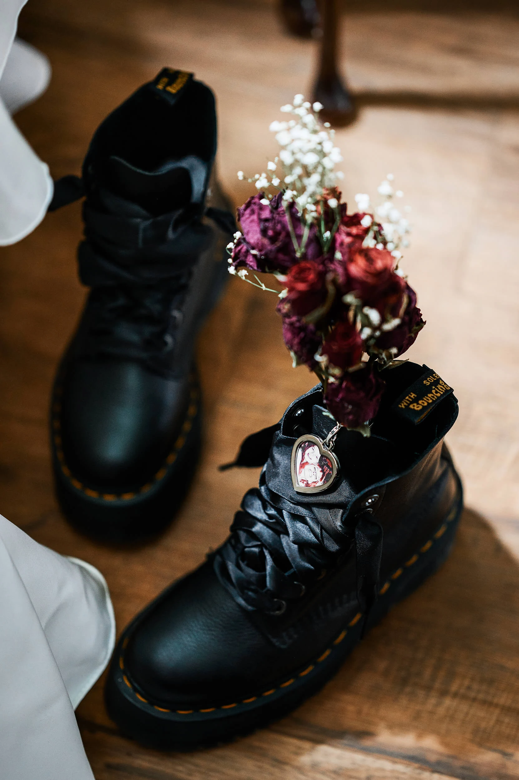 Boho_Gothic_Romantic_Relaxed_Alternative_Wedding_Photographer_In_Suffolk_Kezia_Tan