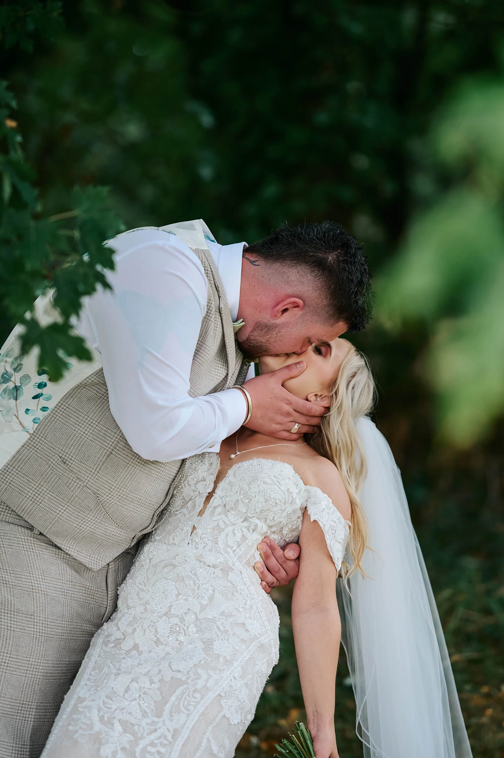 alternative-countryside-barn-wedding-in-suffolk-photograhper-