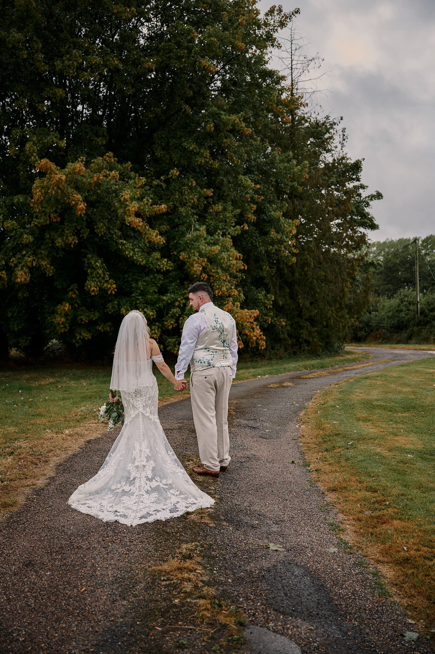 alternative-countryside-barn-wedding-in-suffolk-photograhper-