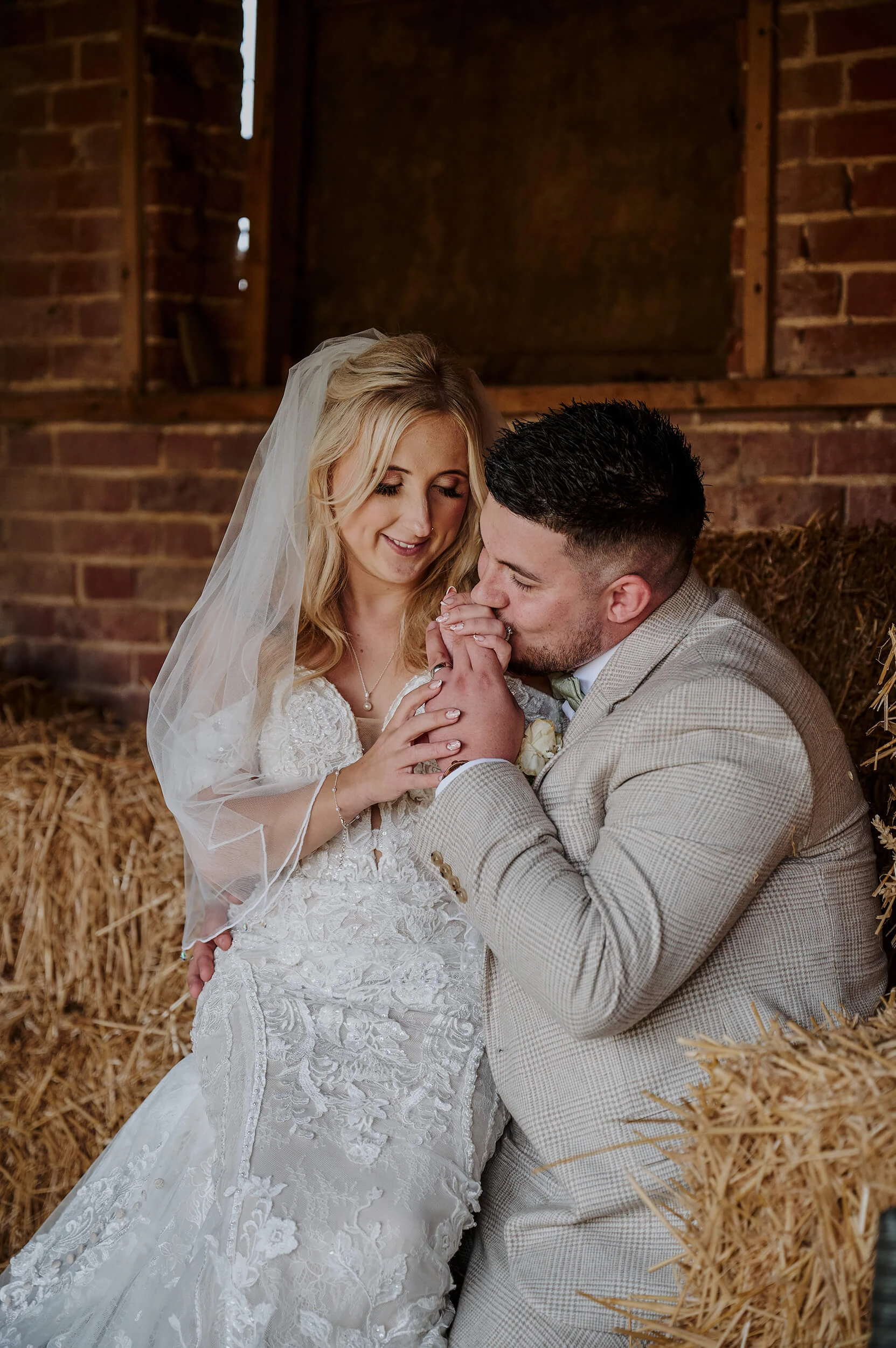 alternative-countryside-barn-wedding-in-suffolk-photograhper-