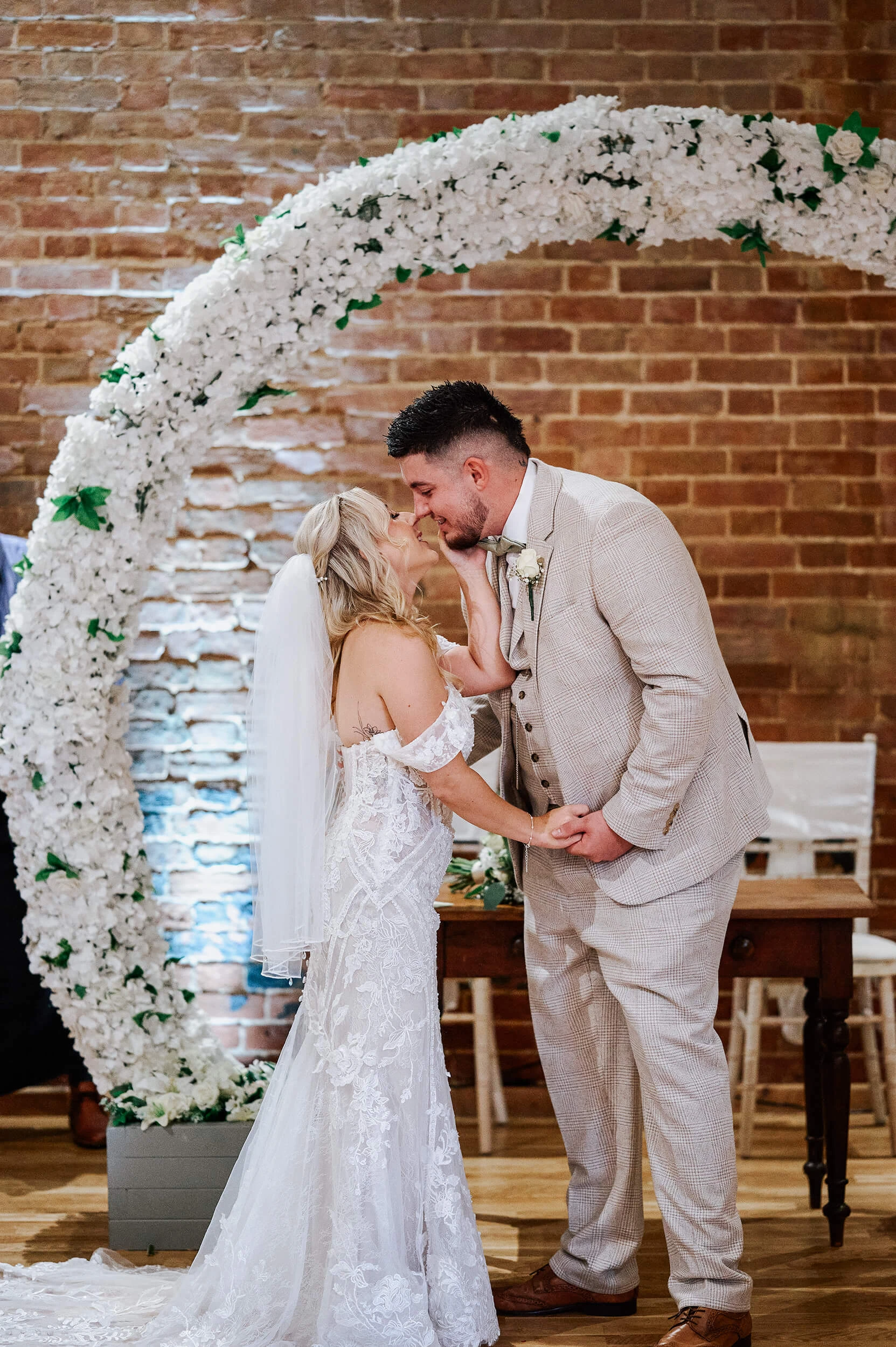 alternative-countryside-barn-wedding-in-suffolk-photograhper-