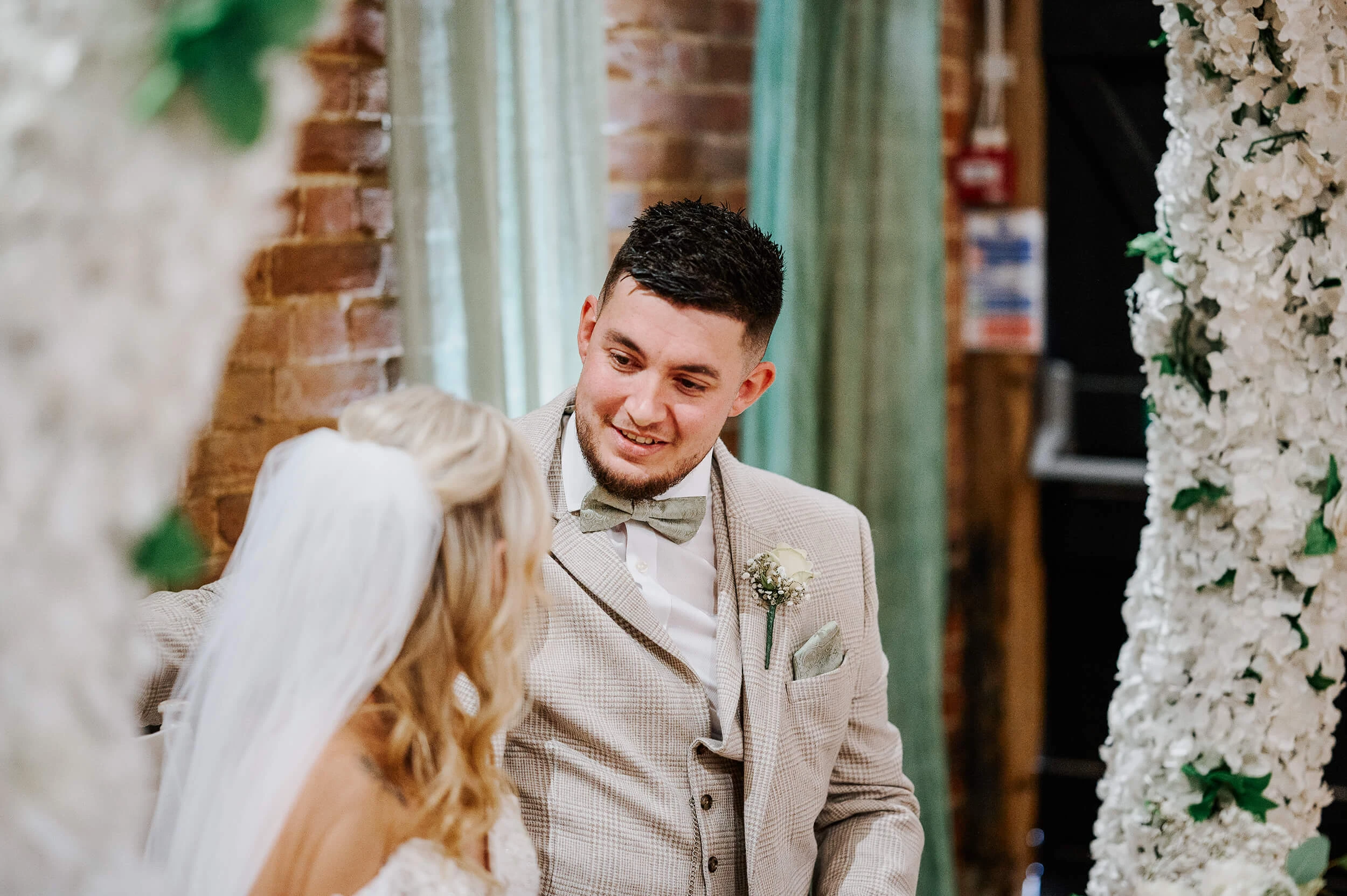 alternative-countryside-barn-wedding-in-suffolk-photograhper-