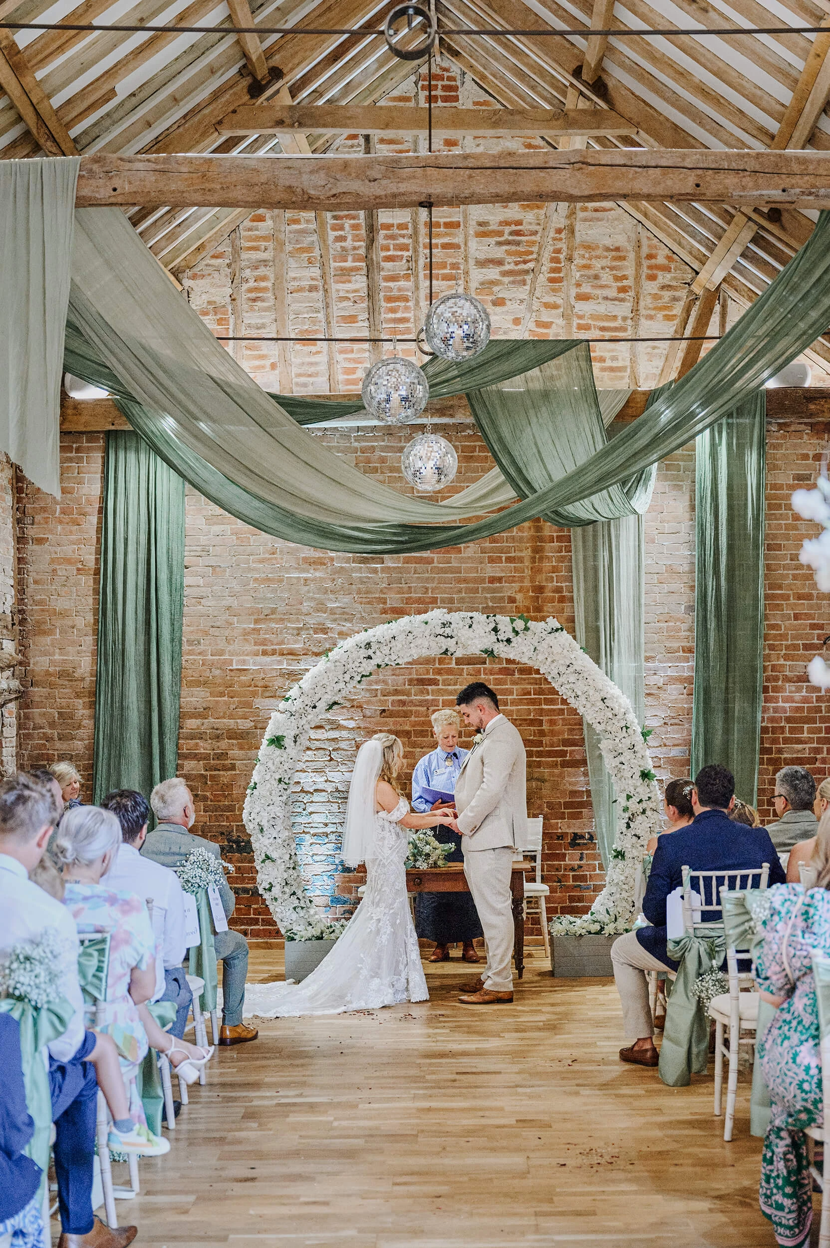 alternative-countryside-barn-wedding-in-suffolk-photograhper-