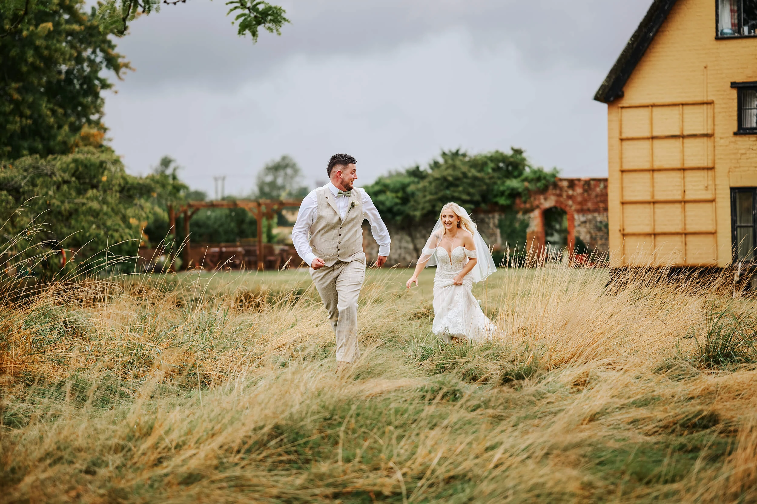 alternative-countryside-barn-wedding-in-suffolk-photograhper-