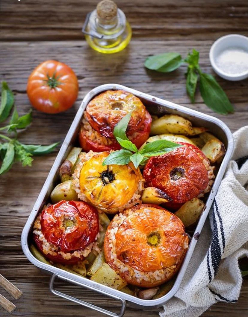 Légumes farcis accompagnés de son riz ou pommes de terre sautées