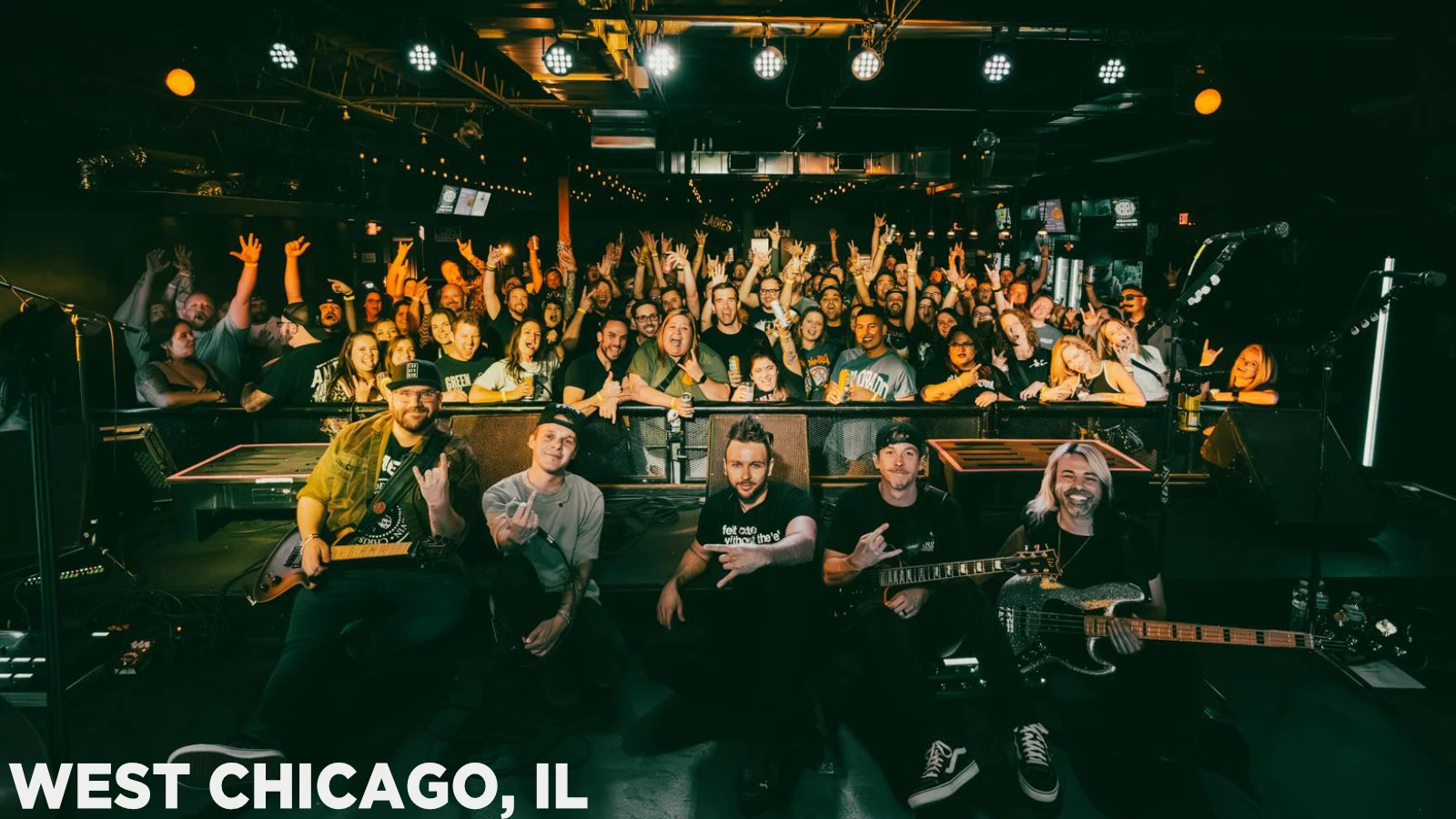 237-crowd-slide-show---left-17537156020544.jpg