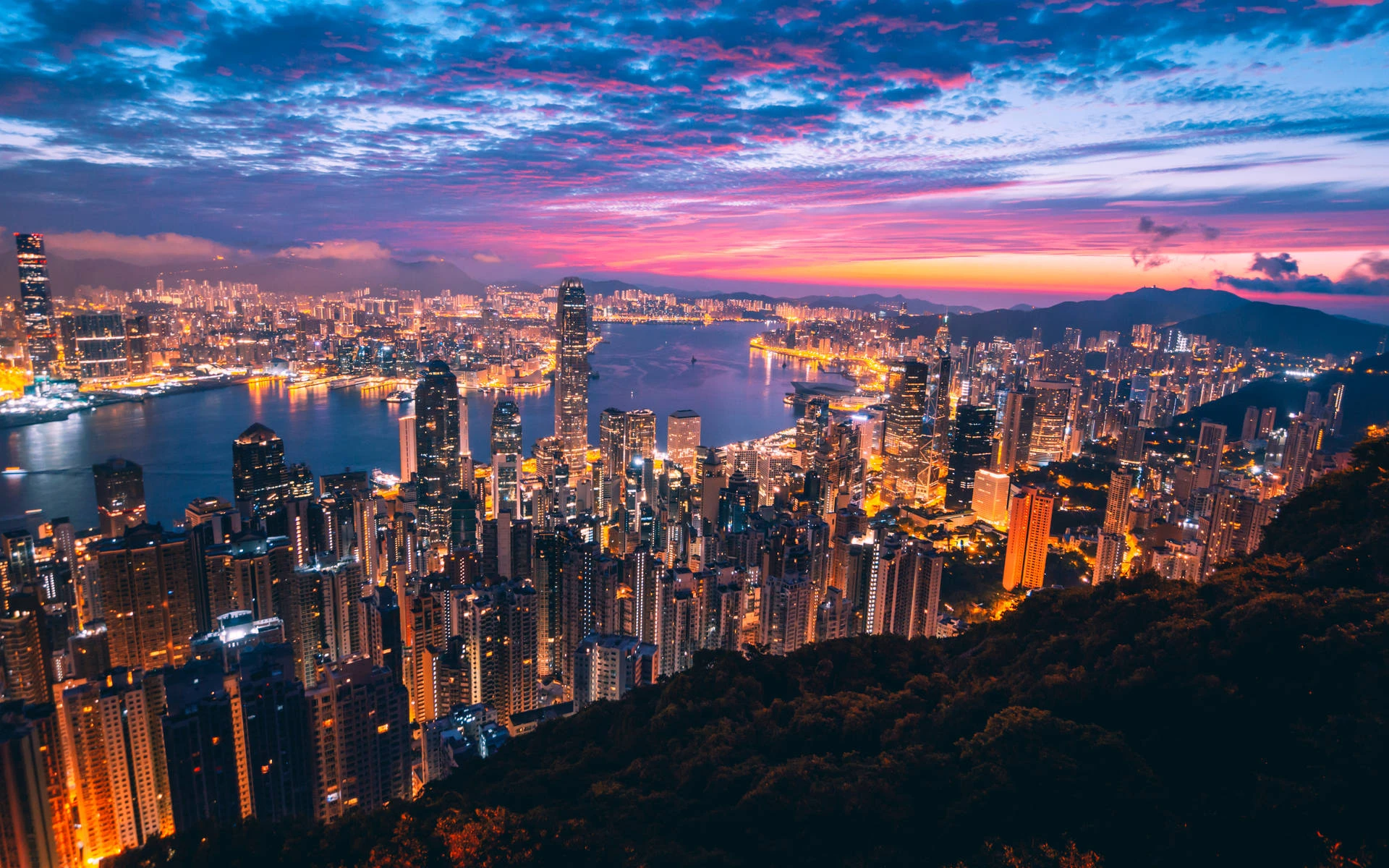 r43-hong-kong-victoria-peak-at-night-57uvzujiwoh9d7sh-17531121401996.jpg