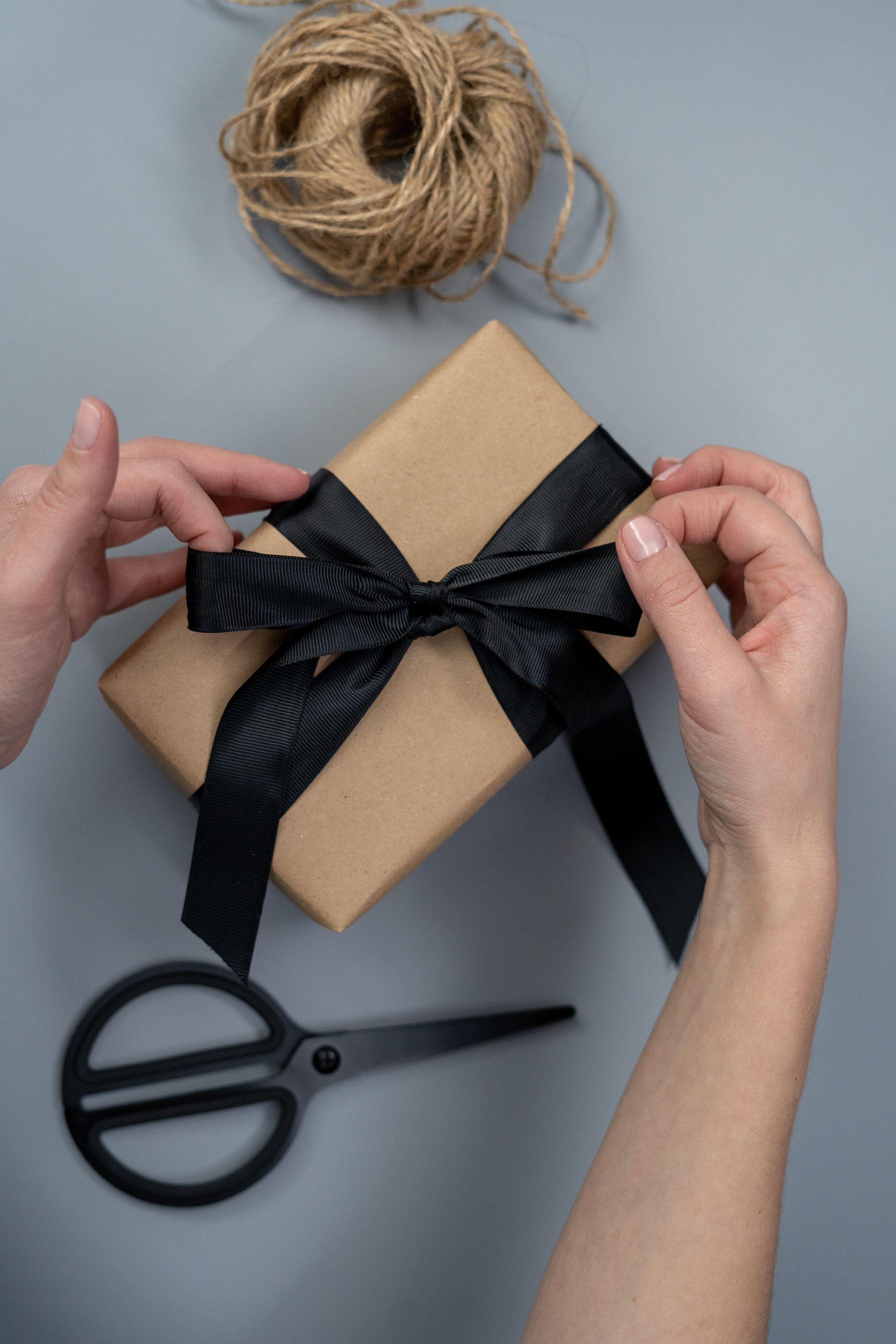 r188-brown-gift-box-with-black-ribbon-3927238-2000px.jpg