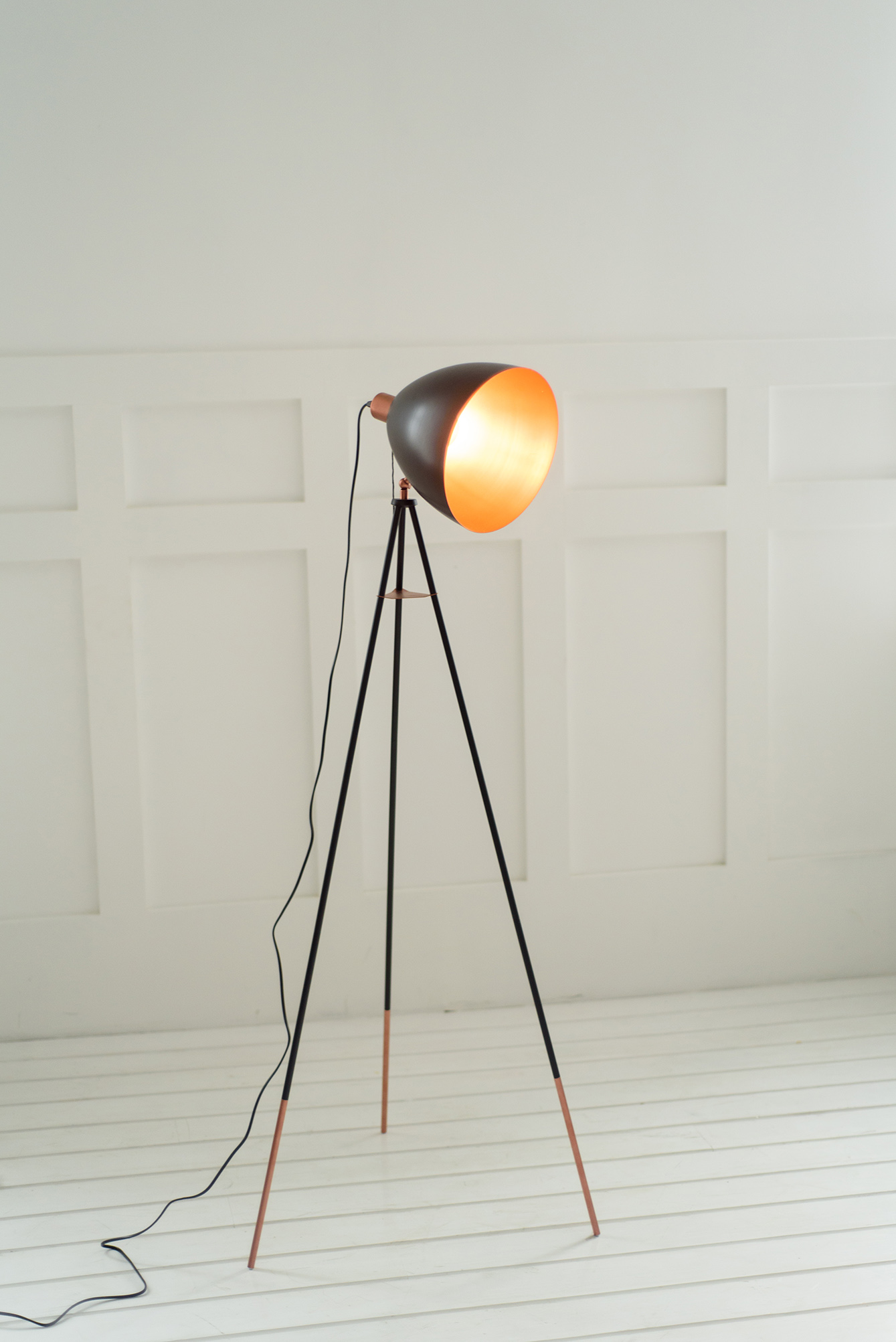 Aluma Floor Lamp No. 667 378-shutterstock535422469-0.jpg
