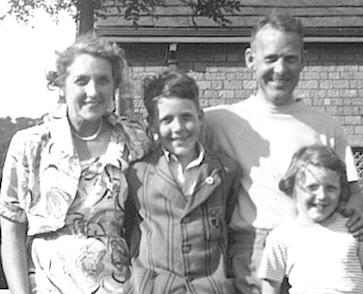 428-family-at-great-hucklow-derbyshire-copy.png