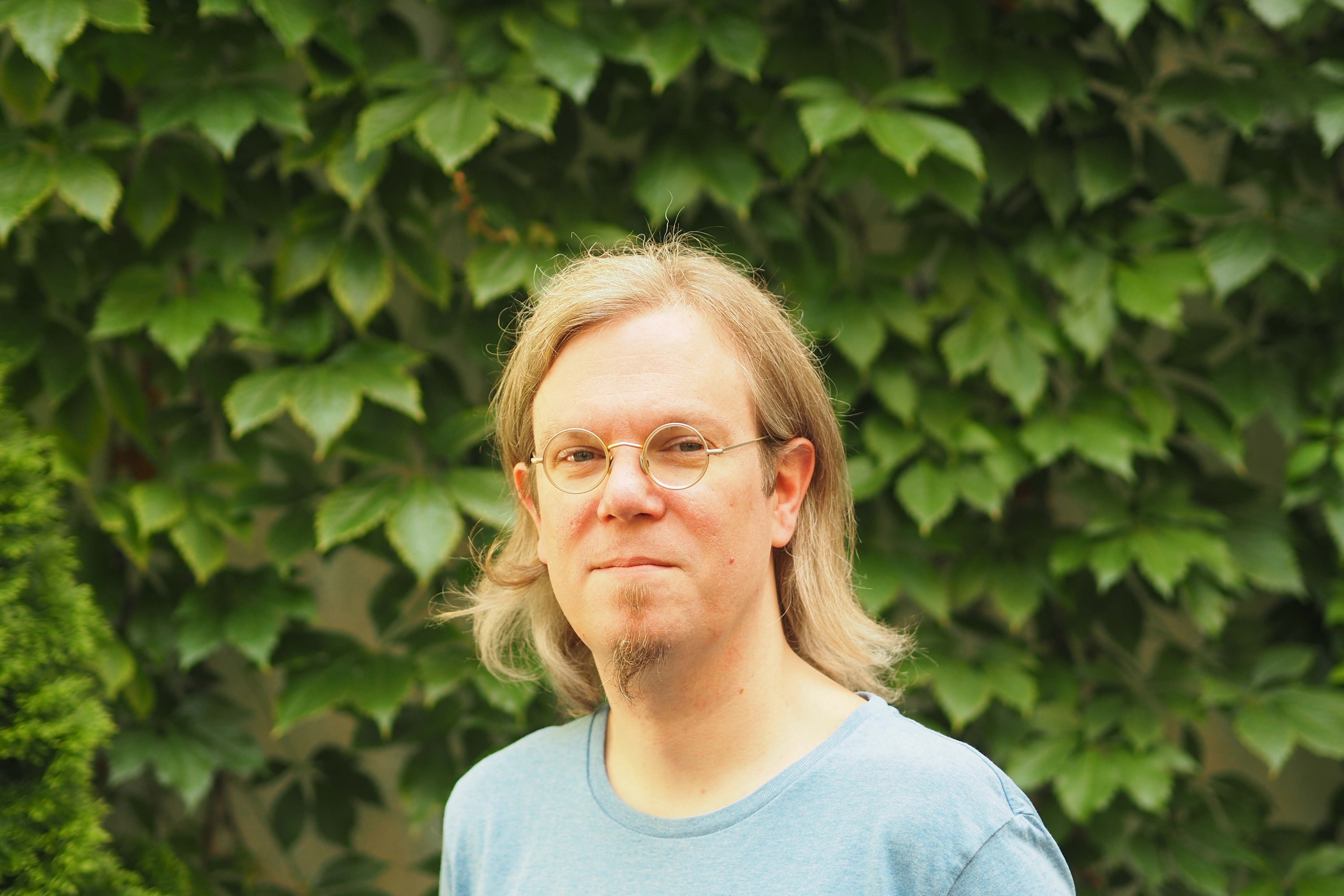 Björn Böthner-Laatz Bild von Björn Böthner-Laatz vor Blättern