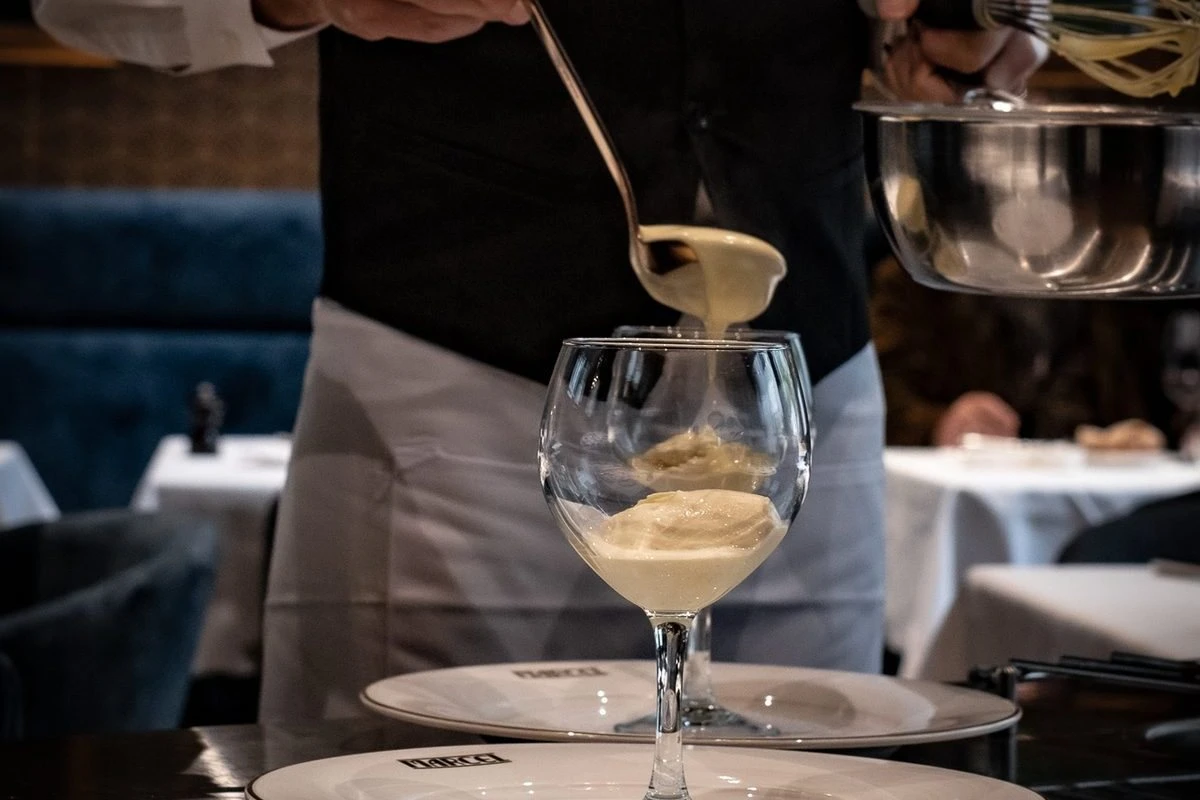 Le sabayon servi à la table de découpe en salle, Restaurant Marcel à Anvers