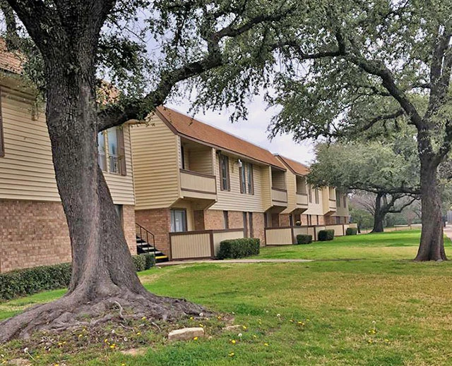 🏡 Second Chance Leasing in Carrollton, TX | 2-Bedroom Apartments with Fireplaces & Playground Access Near Smith High School