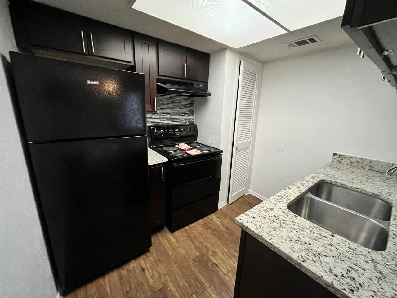 North Dallas / Addison Second-Chance Leasing – 1 Bedroom from $1,060 (Fireplace + Pool)