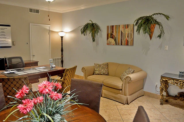 ⭐ Second Chance Leasing Oak Lawn | Efficiency $900 • Walk‑In Shower • Updated Interiors