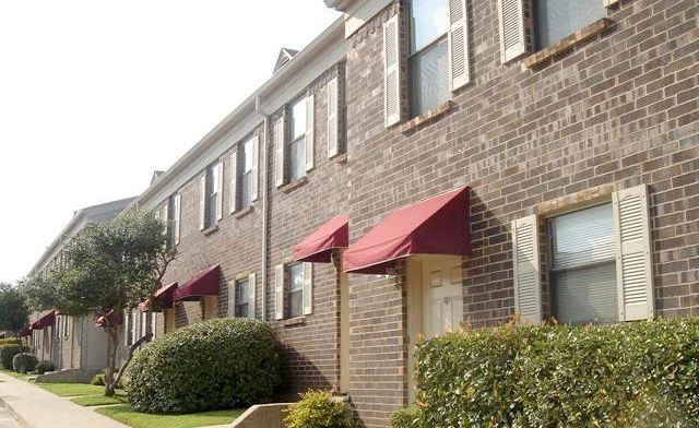 ⭐ Second Chance Leasing Downtown Fort Worth / West 7th | 2 Bedroom Townhome $1,500 • 920 sq ft • Full W/D Machines
