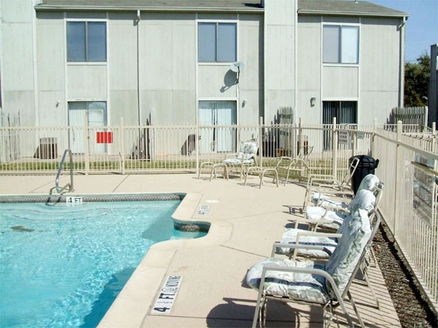 Second Chance Leasing Downtown Fort Worth / West 7th — 1 Bedroom Townhomes (From $1,050) • Fireplaces • W/D