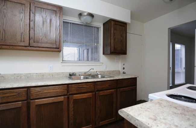 ⭐ Second Chance Leasing Northwest Dallas | 3 Bedroom Townhome $1,686 • 1,274–1,701 sq ft • No Electric Bill + Private Patio