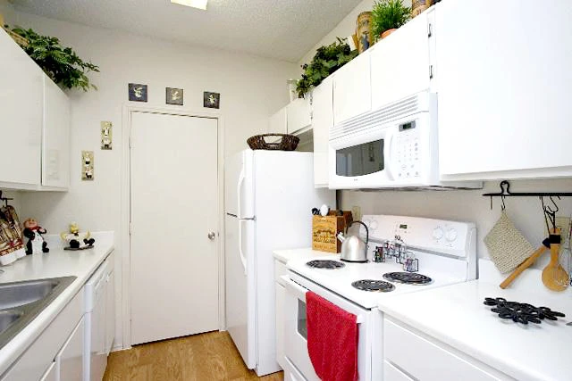 Carrollton / Far North Dallas Second Chance Apartment — Three Bedroom from $1,944–$2,101 — with Pool