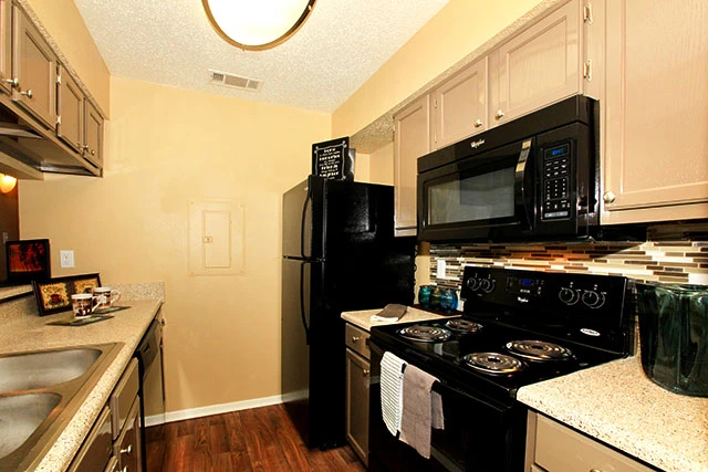 🏡 Carrollton 3BR Townhome with Playground Access from $2,049: Second Chance Leasing + 1 Month Free
