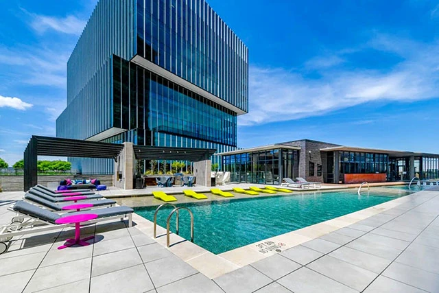 🏙️ Downtown Dallas 2BR with Concierge & Garden Tub from $2,317: Second Chance Leasing in a 26-Story High-Rise