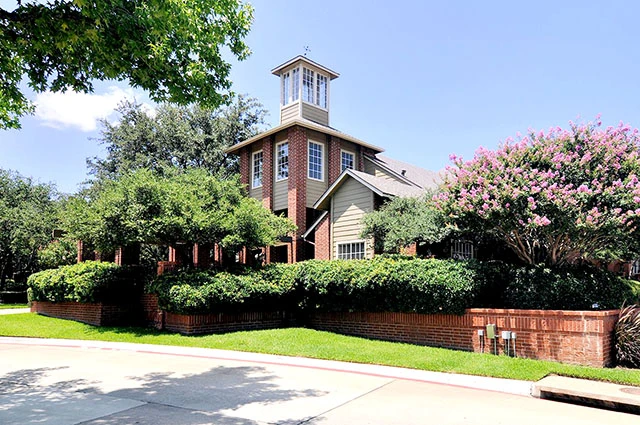 🏐 Far North Dallas 2BR with Fireplace from $1,221: Second Chance Leasing + 1 Month Free