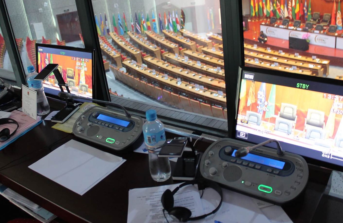 1942521410916355-simultaneous-interpreting-translation-equipment-with-translators-consoles.jpg