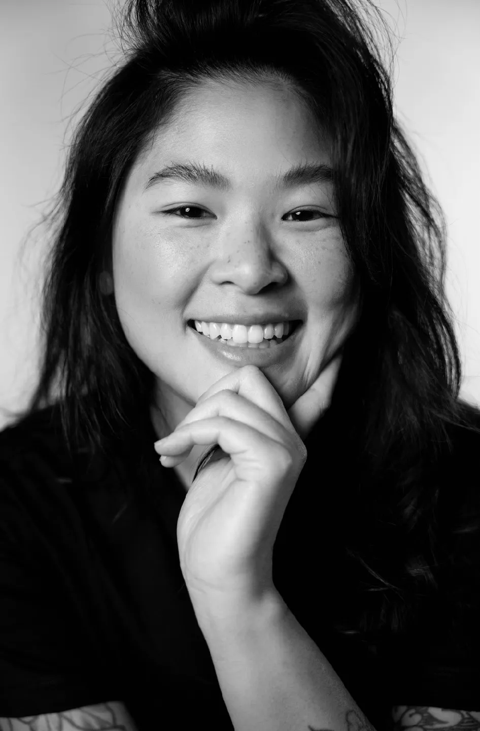 609461440784-portret-lachende-aziatische-vrouw-zwart-wit-17099311593917.jpg