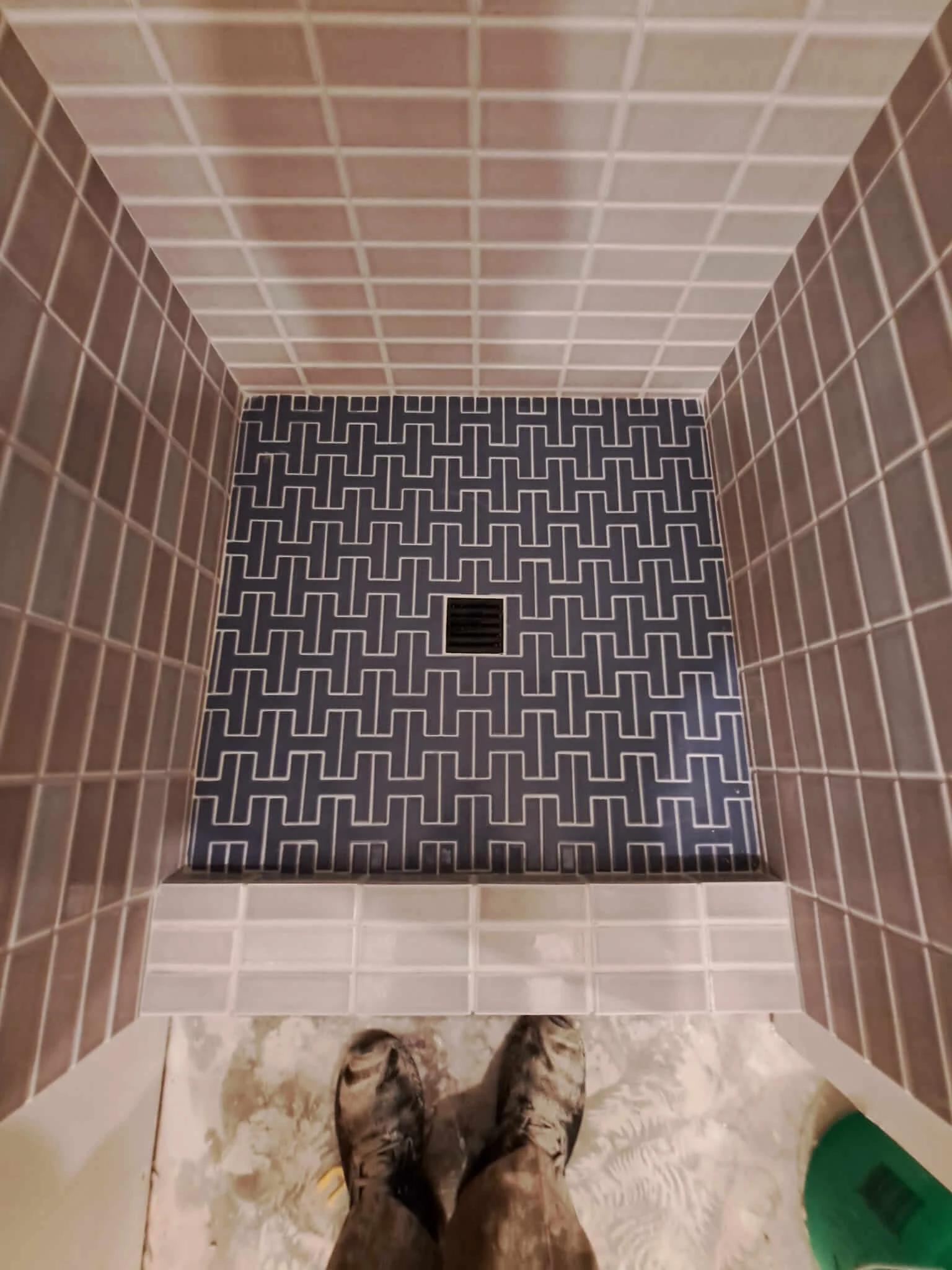 989-unique-shower-floor-16909245315365.jpg