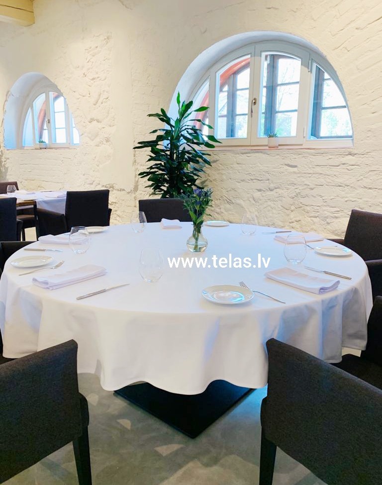 Balts apaļš auduma galdauts, baltas auduma salvetes Balts apaļš auduma galdauts