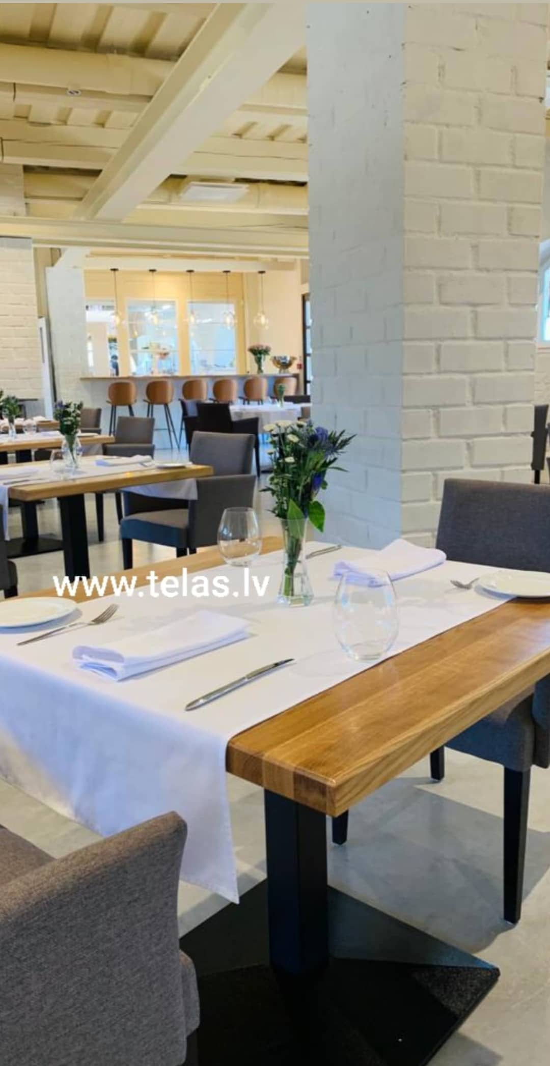 Balts auduma galda celiņš, galdauts, salvetes Balts auduma galda celiņš, galdauts, salvetes