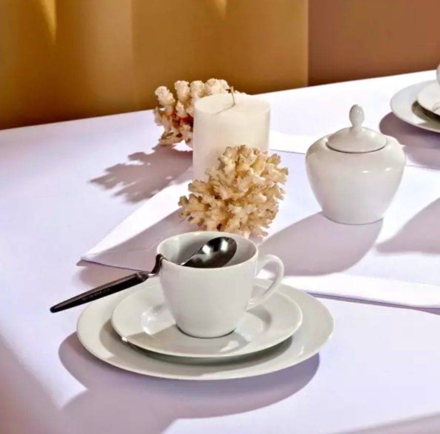 Balti klasiski auduma galdauti ar prettraipu apstrādi Balti klasiski auduma galdauti ar prettraipu apstrādi