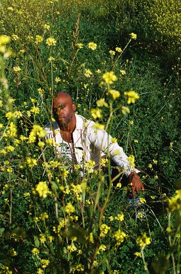 12854-vincethealien-white-shirt-in-field-photographer-rakeem-cunningham-17834518530023.jpg