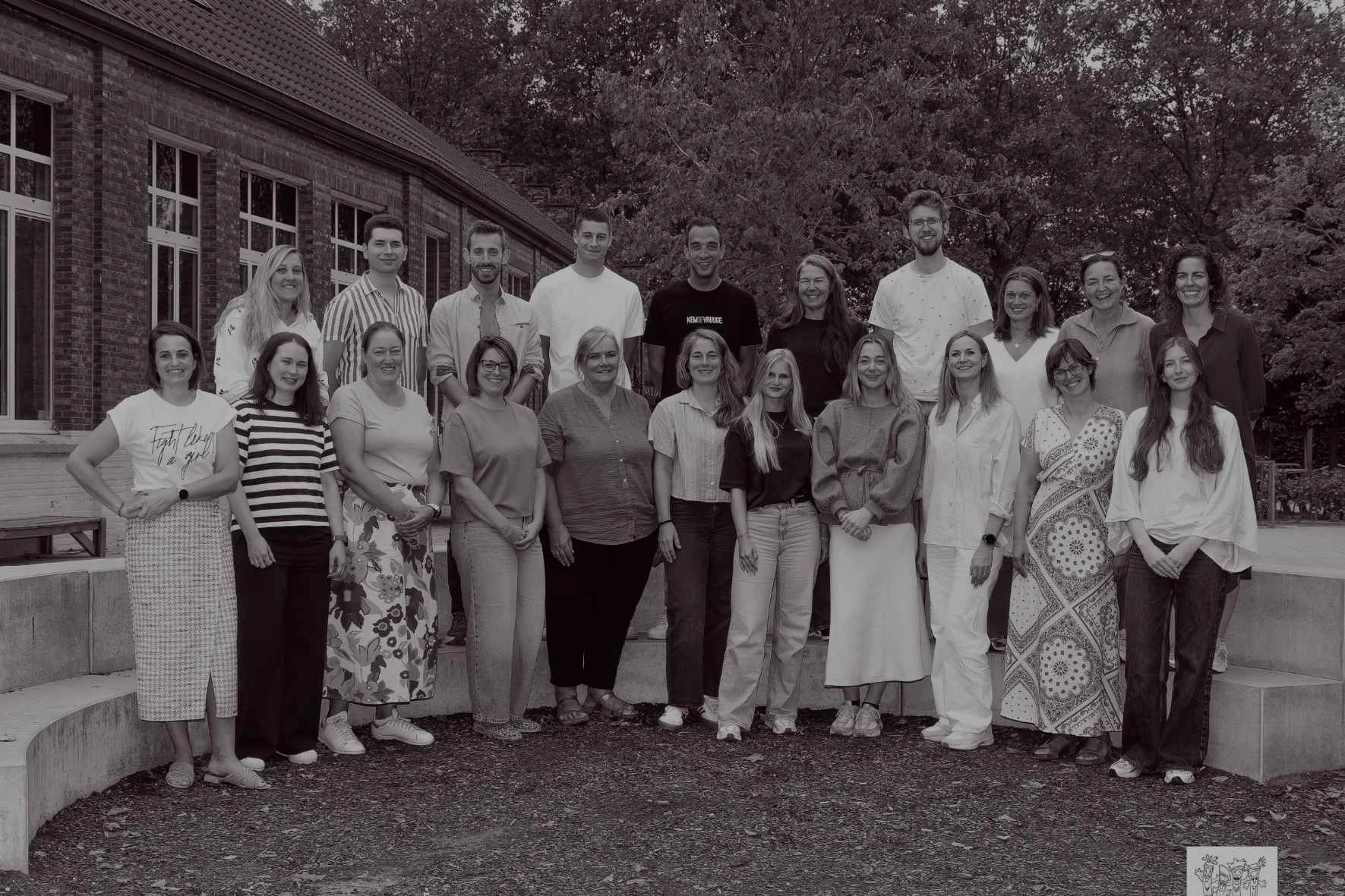 r11-teamfoto-3-17903665545845.jpg
