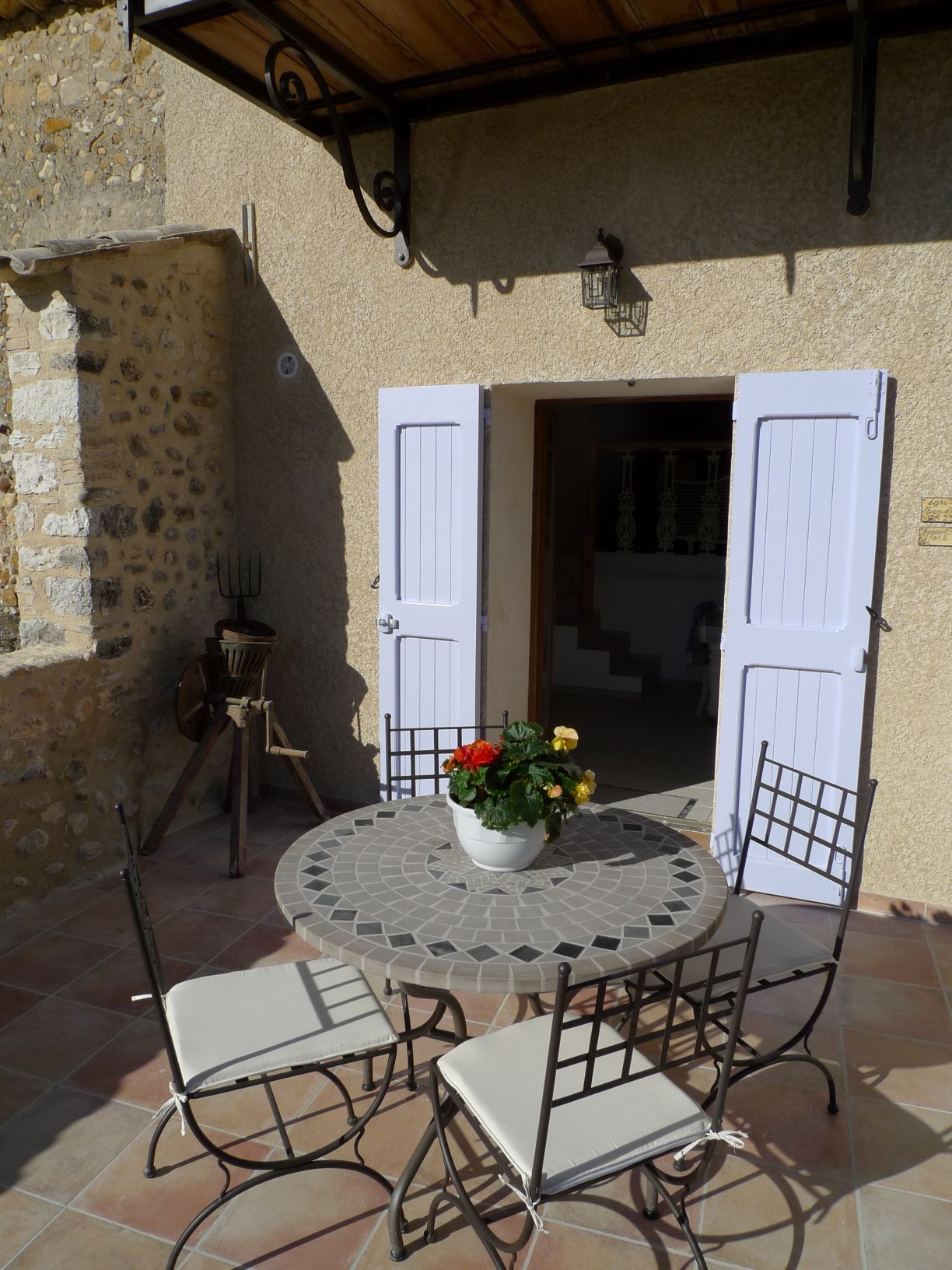 Outside dining 675-apt2terracejpg.jpg