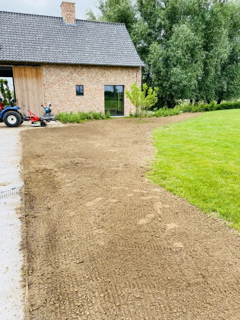 2114-aanleg-34-karrespoor-gras-zaaien-en-planten-16757585273143.jpg