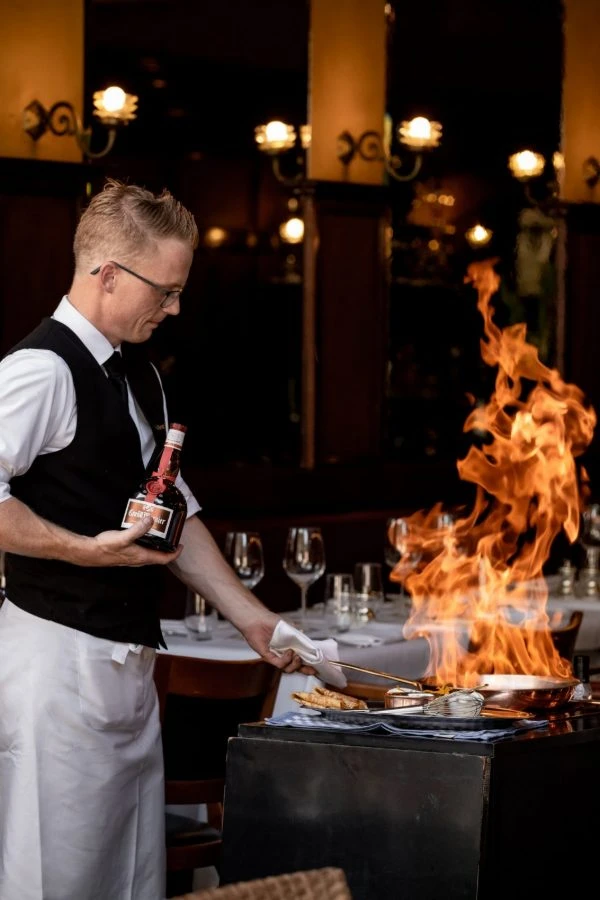 Flamberen aan tafel in de eetzaal