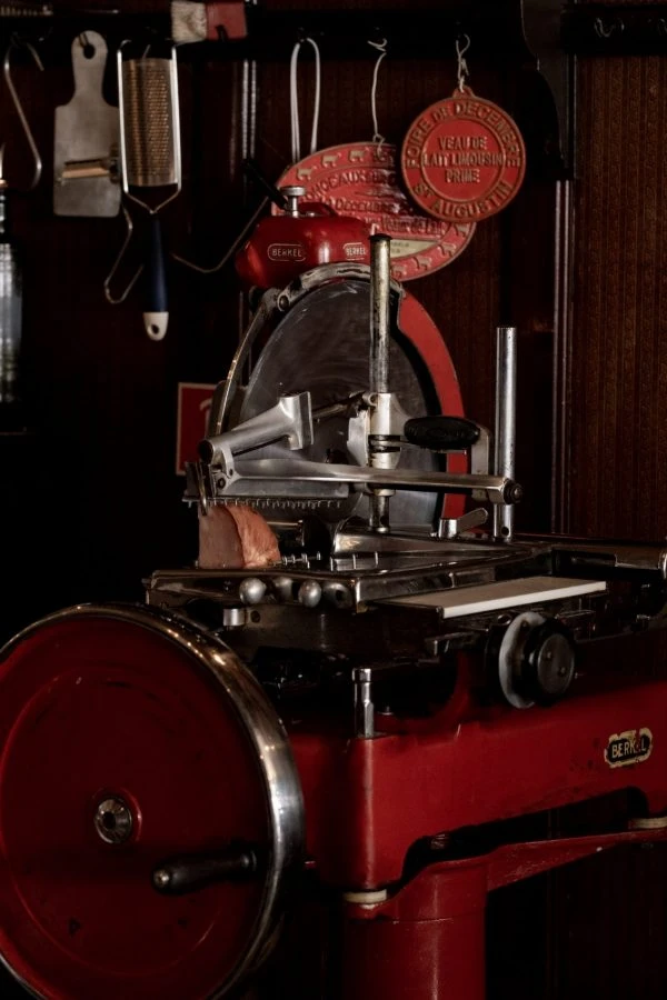 Rode Berkel-snijmachine in de eetzaal