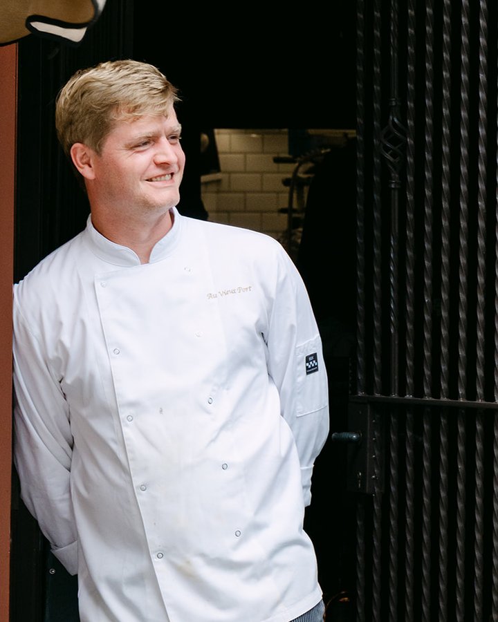 Chef Stijn Havermans in de deuropening van Au Vieux Port